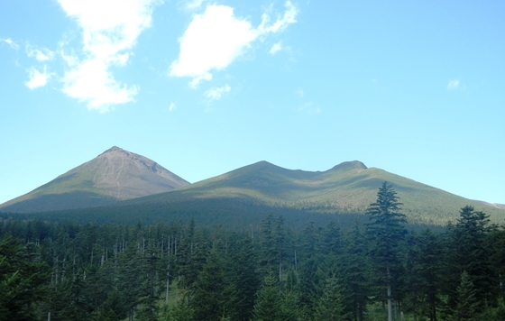 左側は阿寒富士、中央から右側は雌阿寒岳です。