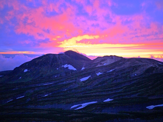 夕日で旭岳方面の空が真っ赤に染まりました