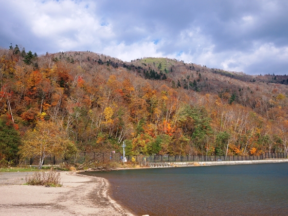 湖畔にはまだ紅葉が残っていました。