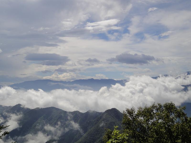 両神山頂から望む奥秩父連邦