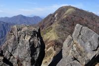 鬼ヶ岩から丹沢山塊（蛭ヶ岳）を望む