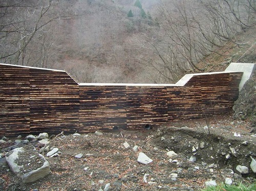 型枠に間伐材を使用した渓間工