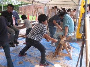 会場のあちこちで丸太切り体験