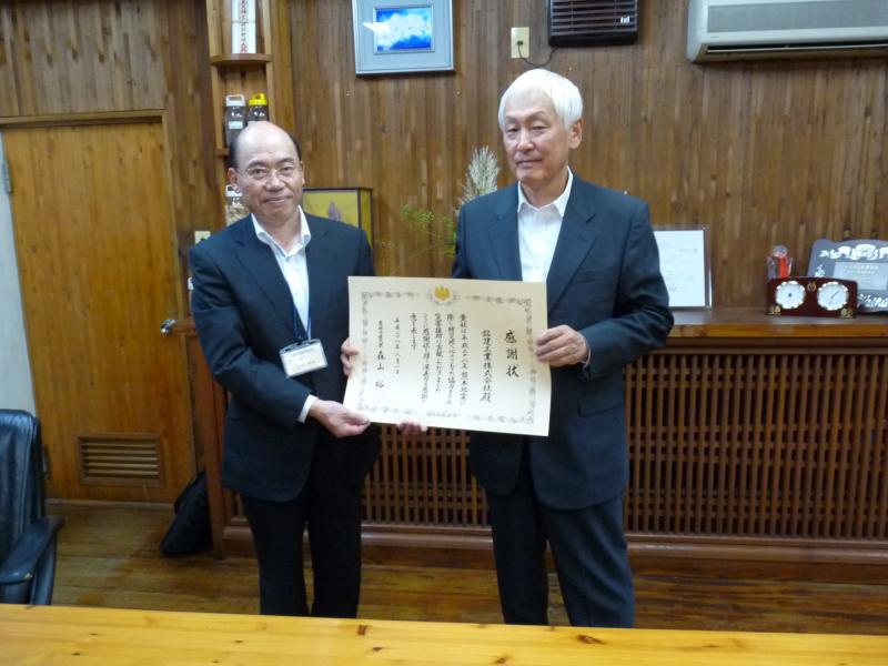 記念撮影（写真右：中島代表取締役 左：熊野署長）