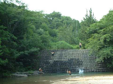 夏のオランダ堰堤と水遊び