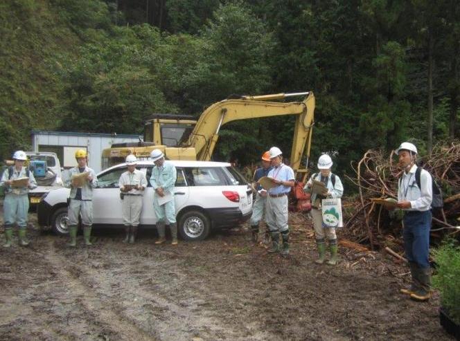 当所職員から滑山国有林の概要、皆伐作業について説明