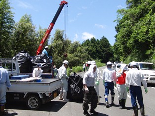 4トンユニック車による不法投棄物の積み込み作業