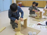 木工椅子づくりをする生徒たち