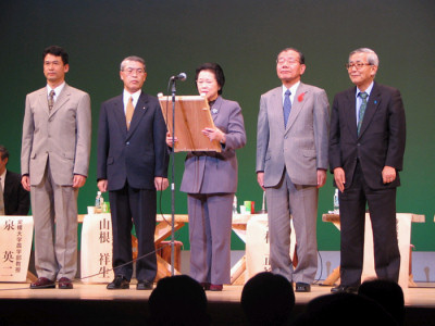 共同宣言を読み上げる吉良高知県副知事