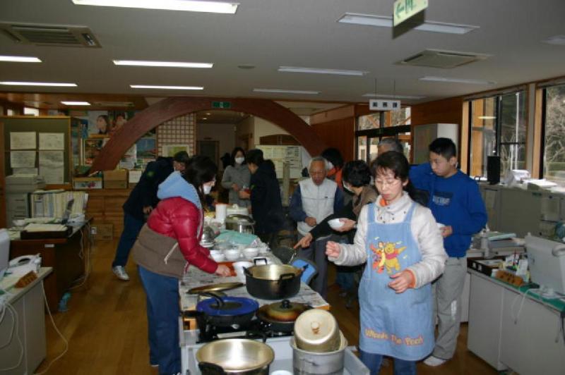 仙台署庁舎内で近隣住民と一緒に食事