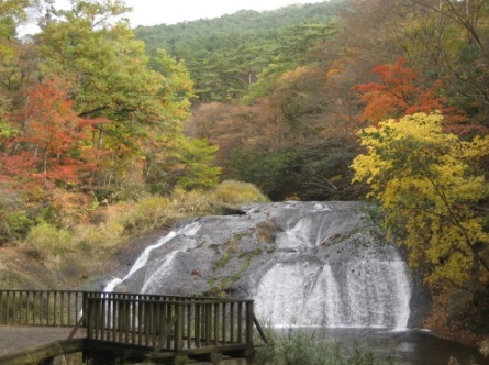 花巻温泉近くの台山国有林（滝の左側）と釜淵の滝