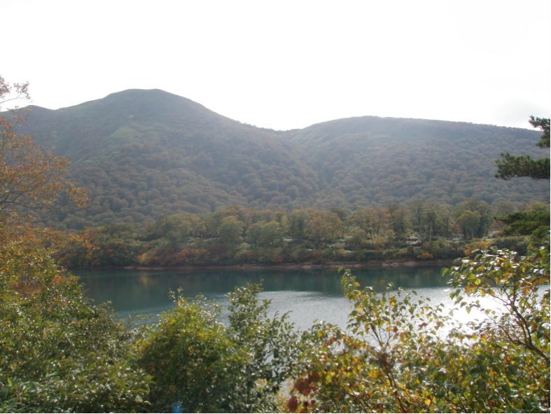 須川湖から秣岳を望む