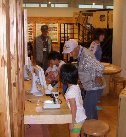 仁別森林博物館親子森林教室の様子