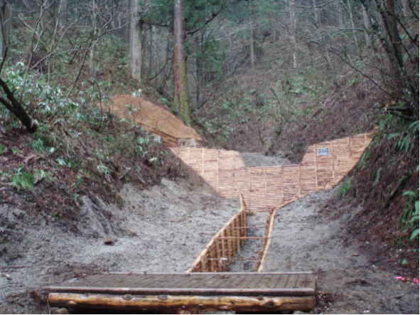 残置型枠と木製水路工