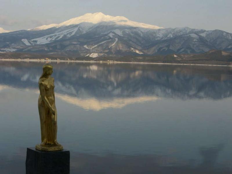 秋田駒ヶ岳とたつこ像