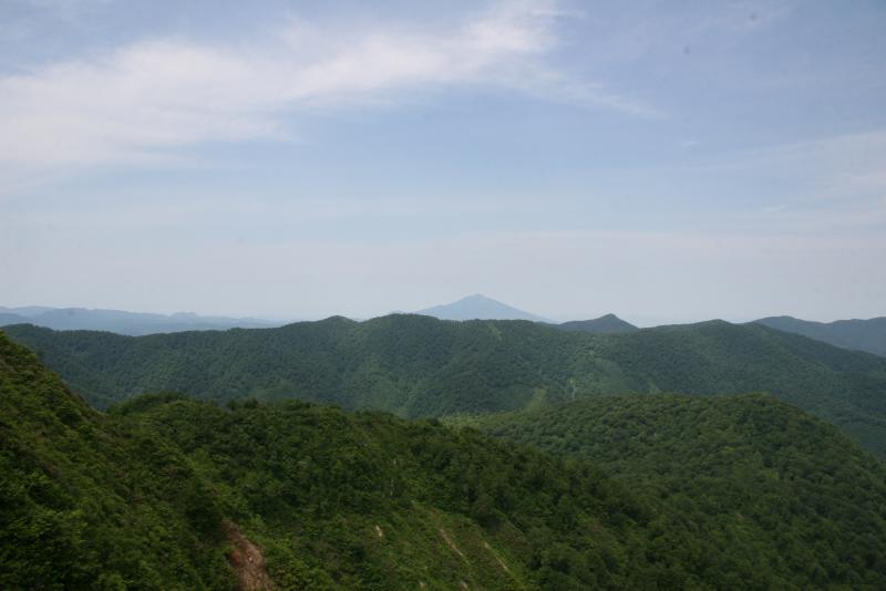 遠く岩木山を望む