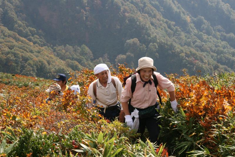 笑顔で山頂をめざす参加者の方