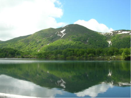 須川湖から望む初夏の秣岳