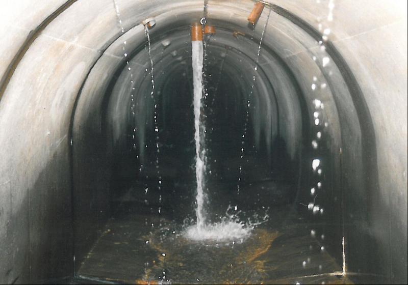 排水トンネルにて地下水を抜き取る