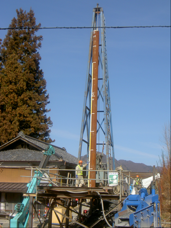 地中に鋼製杭を打ち込み動きを抑止