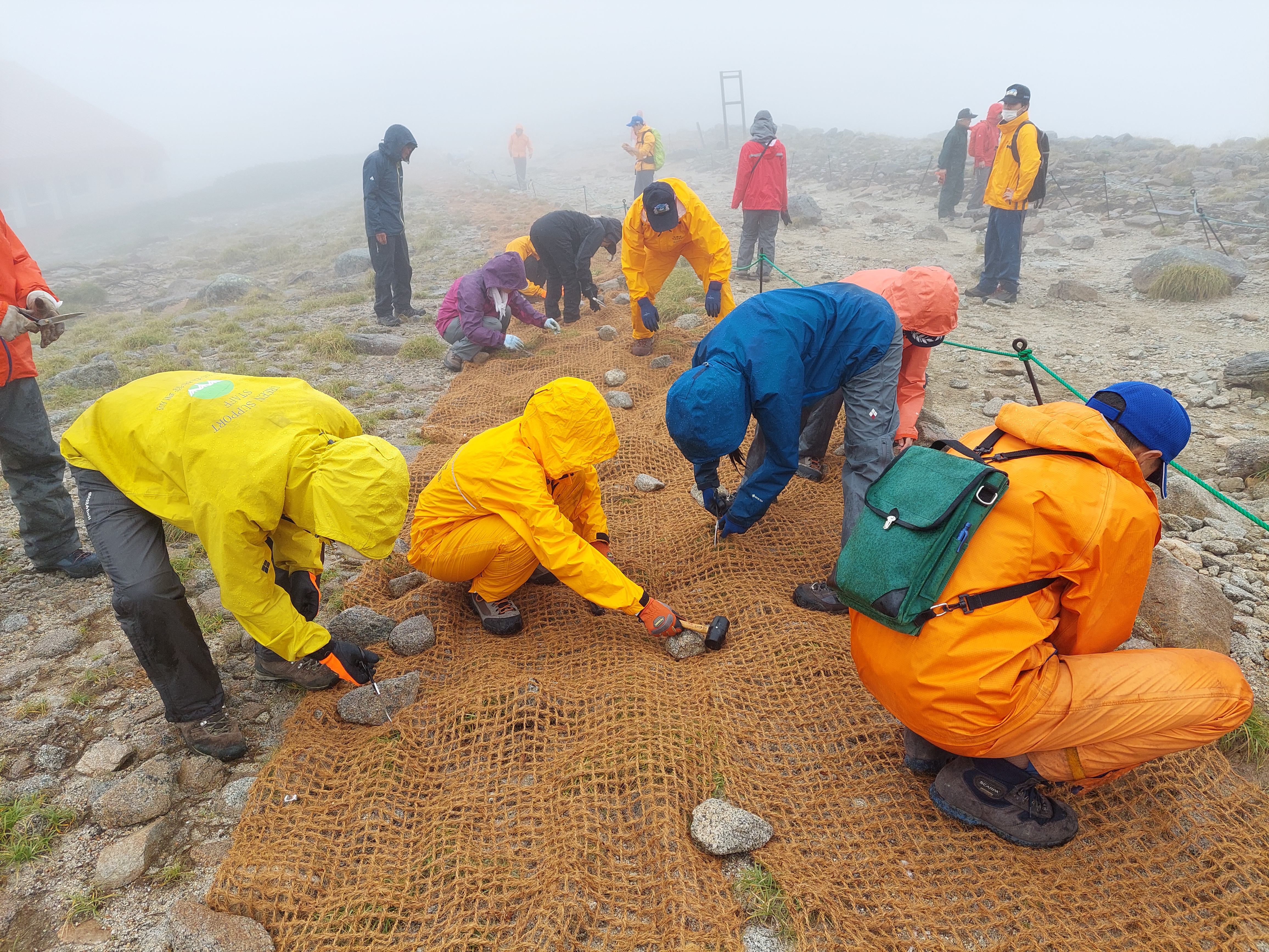 中央アルプス駒ヶ岳での高山植物植生復元作業（植生マット張り作業）