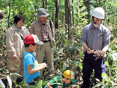 北大博物館の講師から「つくも山」の土壌