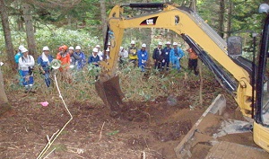 0.2㎥クラスの小型バックホウによる森林作業道作設のデモンストレーション
