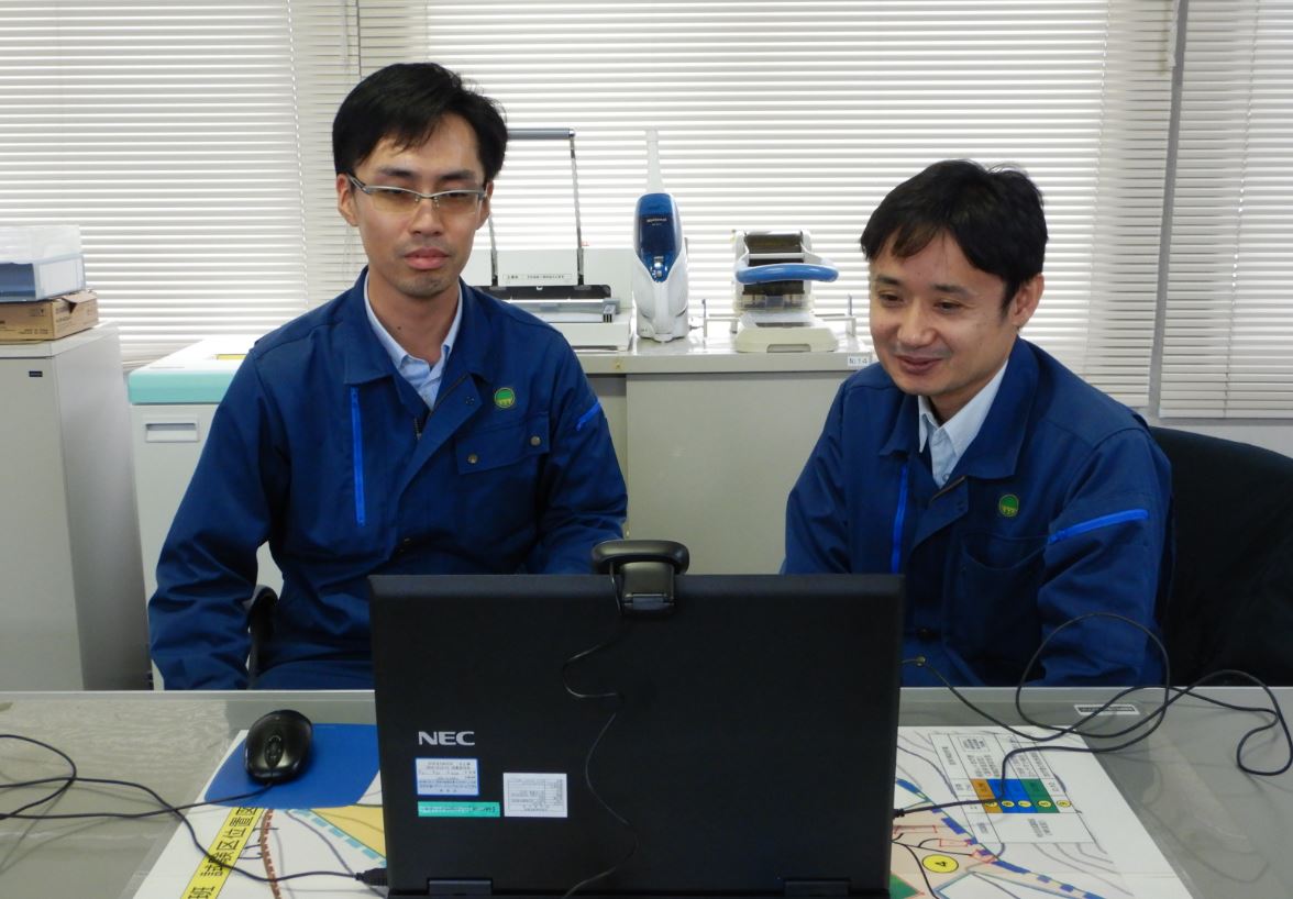 質疑の様子 佐藤業務係長（左）谷村森林技術専門官（右）