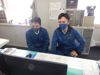 発表時の様子 谷村森林技術専門官（左）　佐藤業務係長（右）