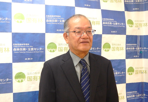 発表する西間森林技術普及専門官の写真