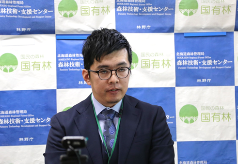 発表する小幡進午研究員の写真