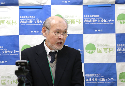 発表する近藤主査の写真