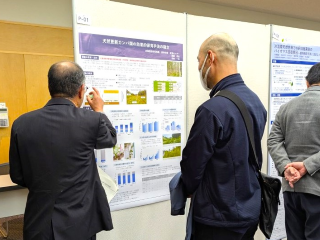 ポスター内容を説明する西間森林技術普及専門官