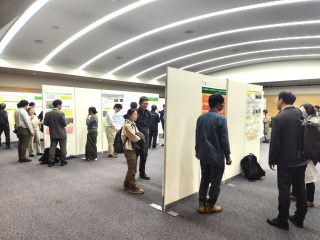 多くの関係者で賑わうポスター発表会場の様子