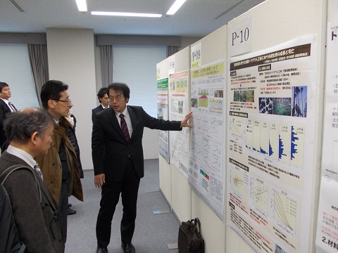 20161110_3_参加者にポスター前で説明している写真