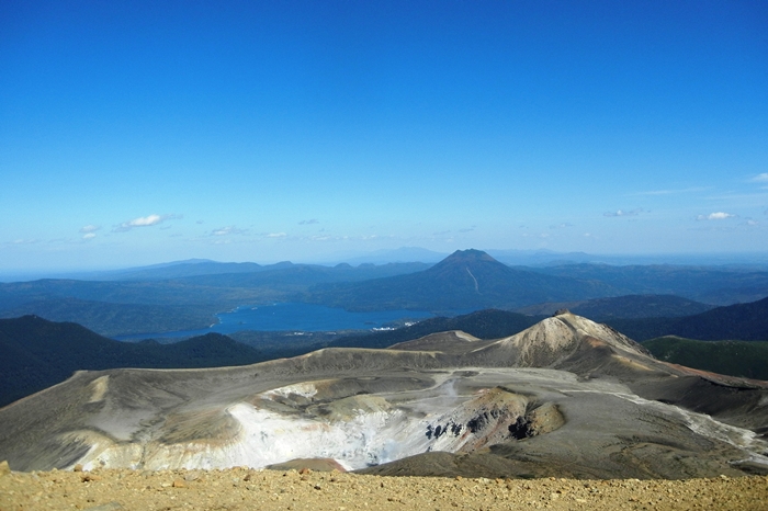 雌阿寒岳山頂から阿寒湖と雄阿寒岳を望む