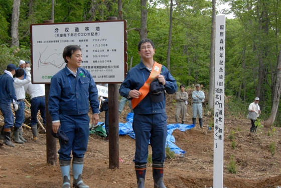 タスキリレー：内田旭川事務所長から松本企画調整部長へ