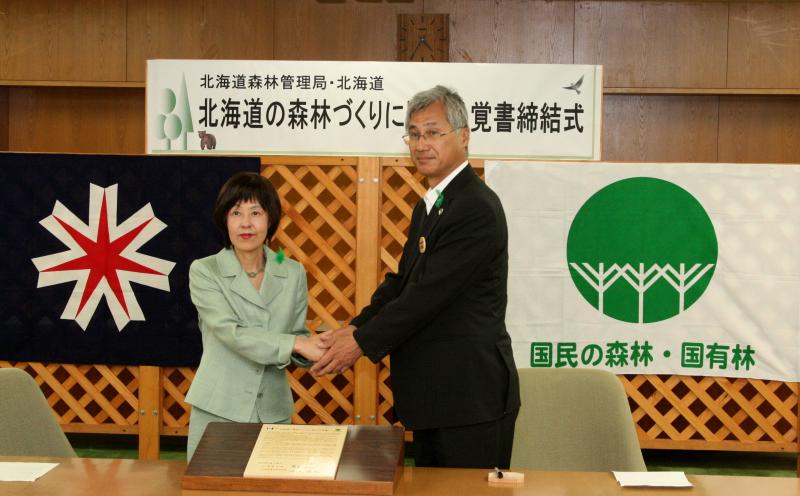 握手する知事と局長