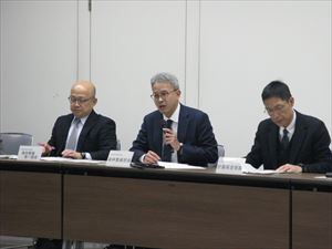  樹木採取権について説明する局森林整備部長