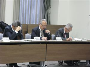 トドマツ人工林材の利用促進について説明する道林業木材課長