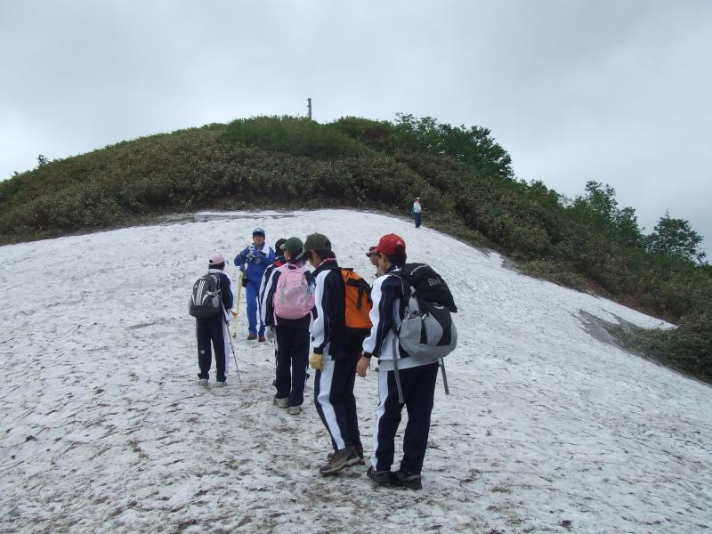 頂上手前、まだ、雪がある