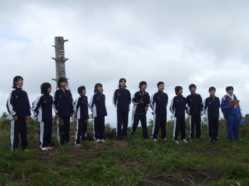 頂上にて校歌の合唱
