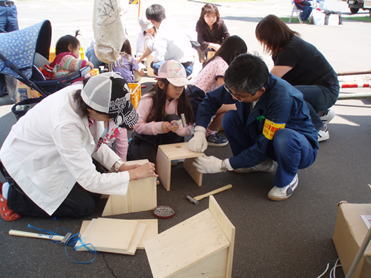 職員の指導を受ける参加者