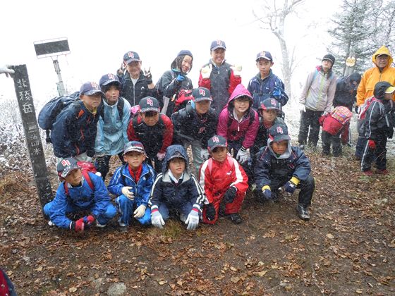 雪の山頂で記念撮影