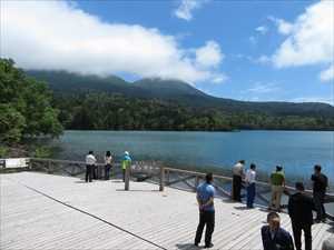 低い雲が流れる雌阿寒岳と阿寒富士