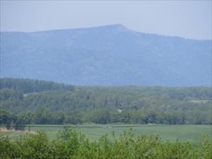 北陵岳のピークは春かすみの中に浮かんでいました。