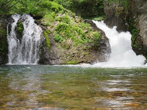 巨岩の滝