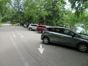 オンネトーの看板のある撮影ポイントでは、たくさんの車で駐車場は満車状態でした。