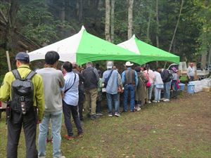 約1時間半の遊歩道散策から戻ると、豚汁の無料配布などに、長い列ができていました。