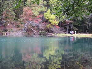 野営場の紅葉も少しずつ進み、湖面に映った風景がとてもすばらしかったです。